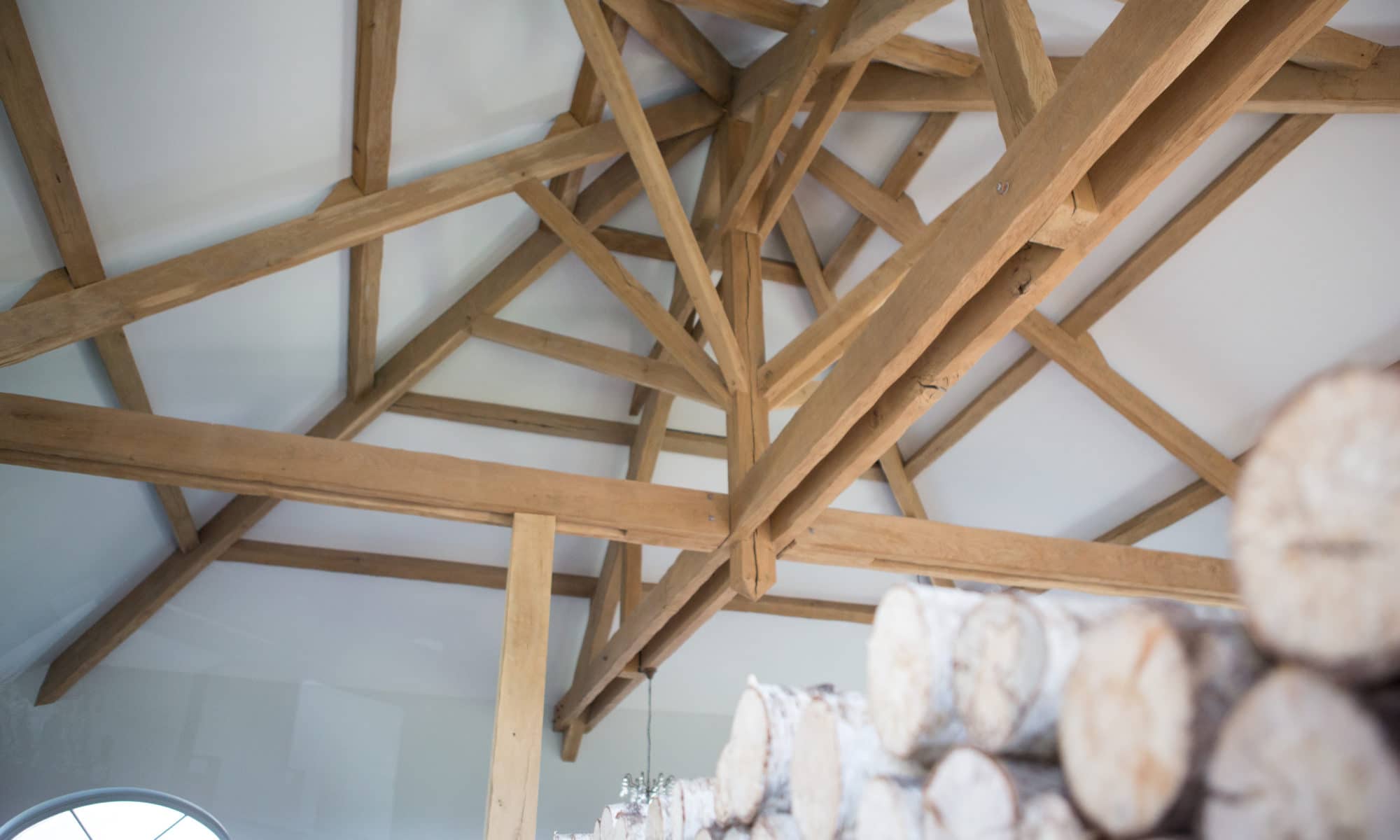 Charpente en bois de plafond intérieur.
