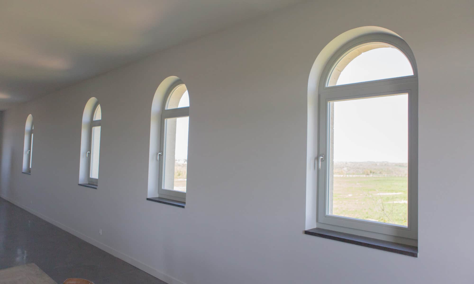 Intérieur moderne avec fenêtres arrondies.