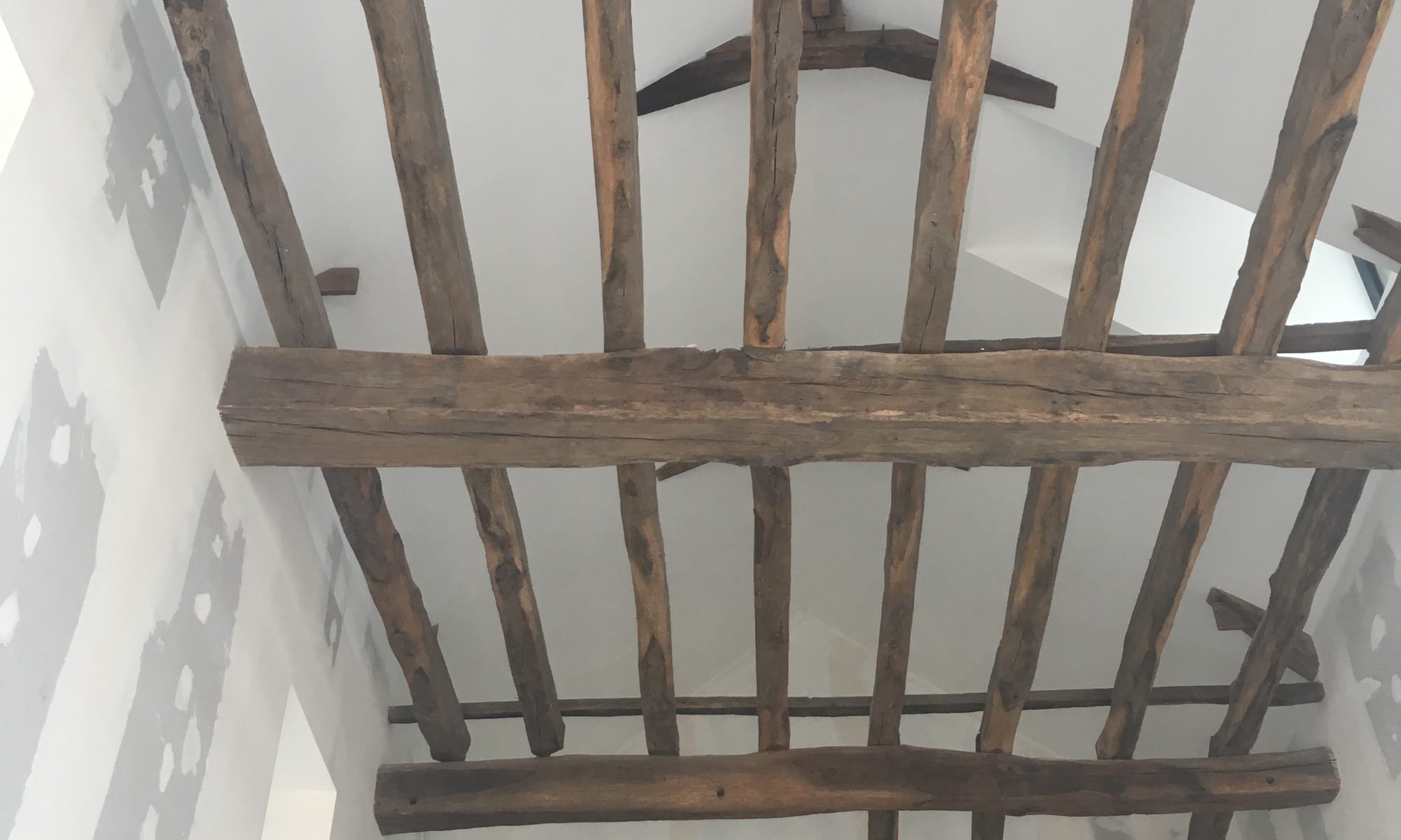 Plafond avec poutres en bois vue en contre-plongée.