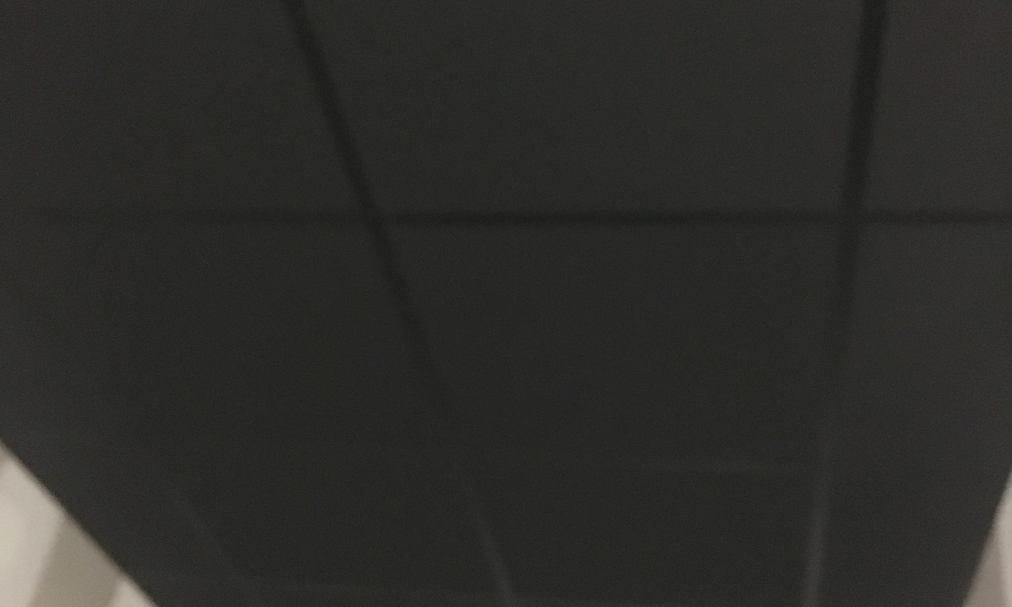 Plafond sombre et flou avec éclairage indirect.