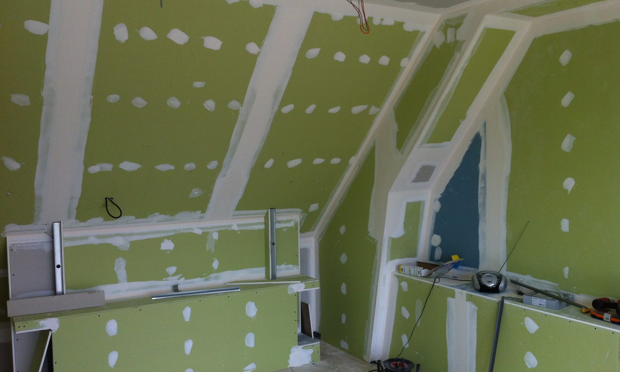 Travaux de plâtrage dans une maison en rénovation.