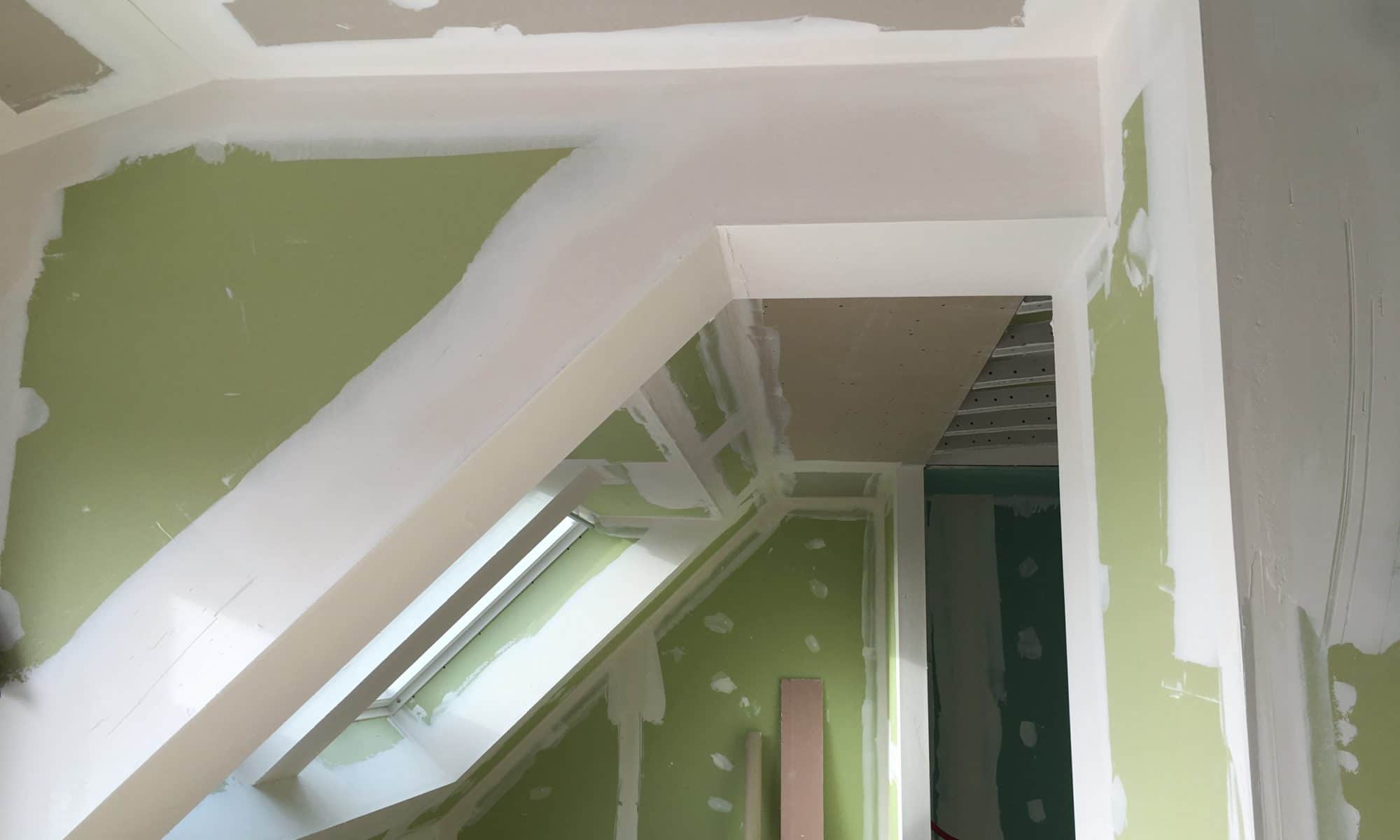 Travaux de plâtrage intérieur en cours.