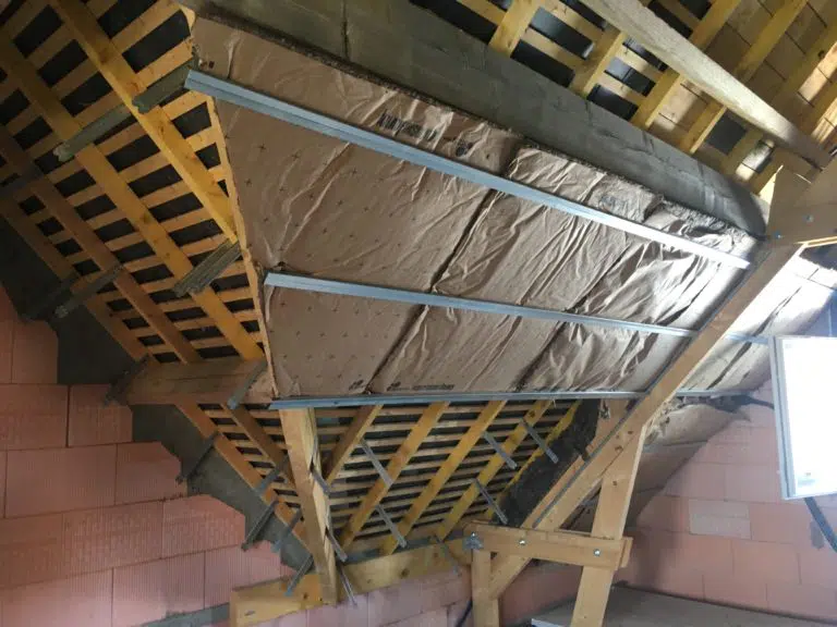 Isolation de combles en construction.