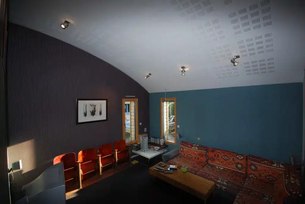 Salon moderne aux murs bleus et gris.