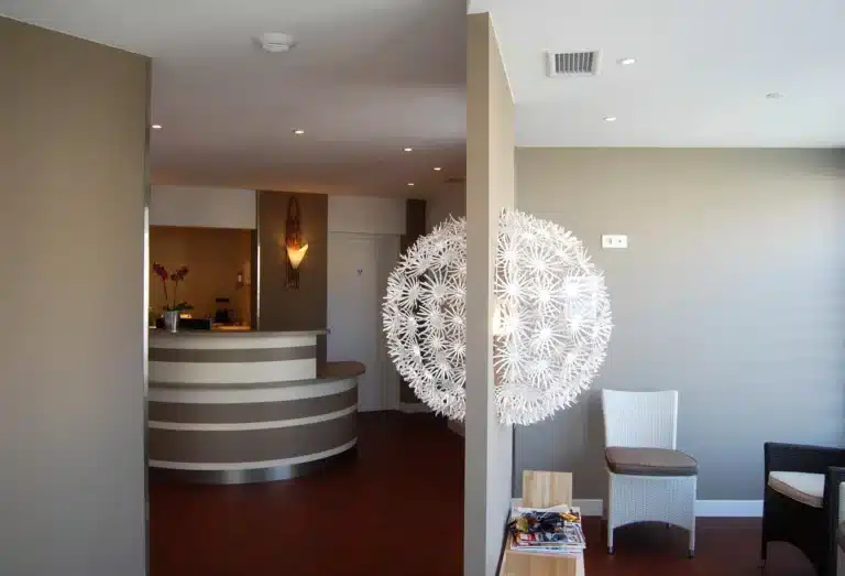 Hall d&#039;accueil moderne avec luminaire design.