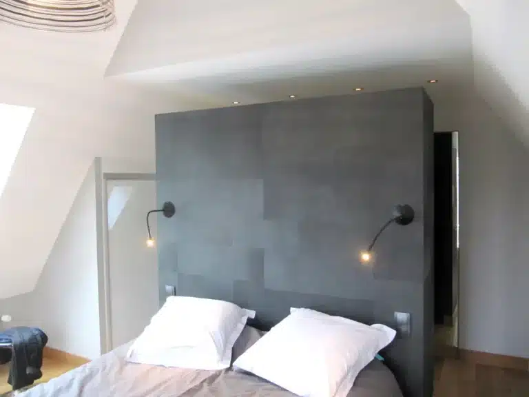 Chambre moderne sous combles avec lits jumeaux.